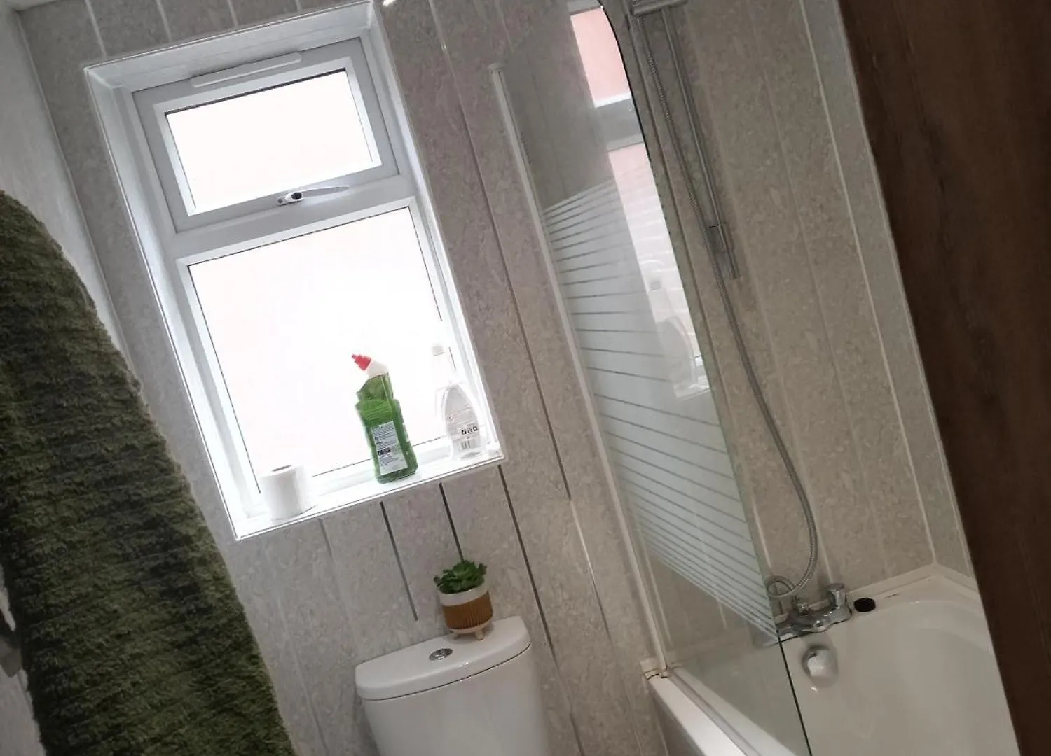 An Exquisite Deluxe Room In A Hotel - Free Parking - With Access To Resturant - Shisha Bar- Wine Bar Leeds