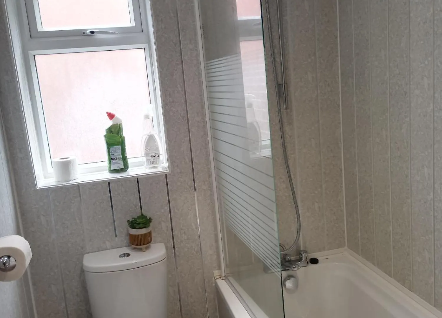 Aparthotel An Exquisite Deluxe Room In A Hotel - Free Parking - With Access To Resturant - Shisha Bar- Wine Bar Leeds