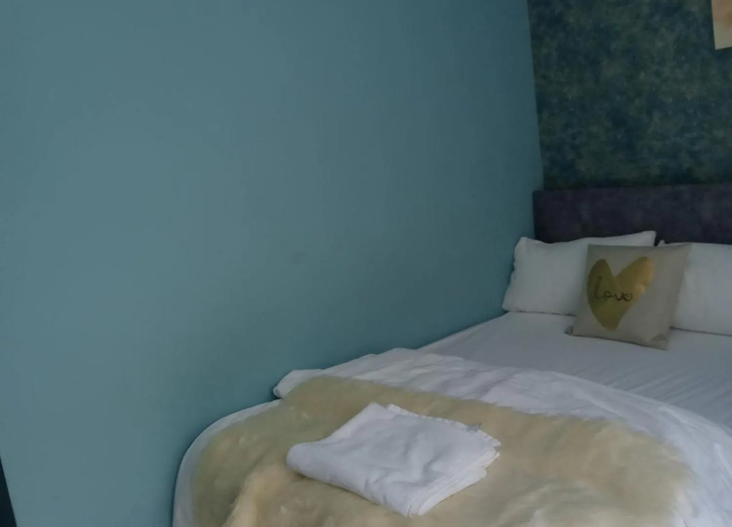 An Exquisite Deluxe Room In A Hotel - Free Parking - With Access To Resturant - Shisha Bar- Wine Bar Leeds