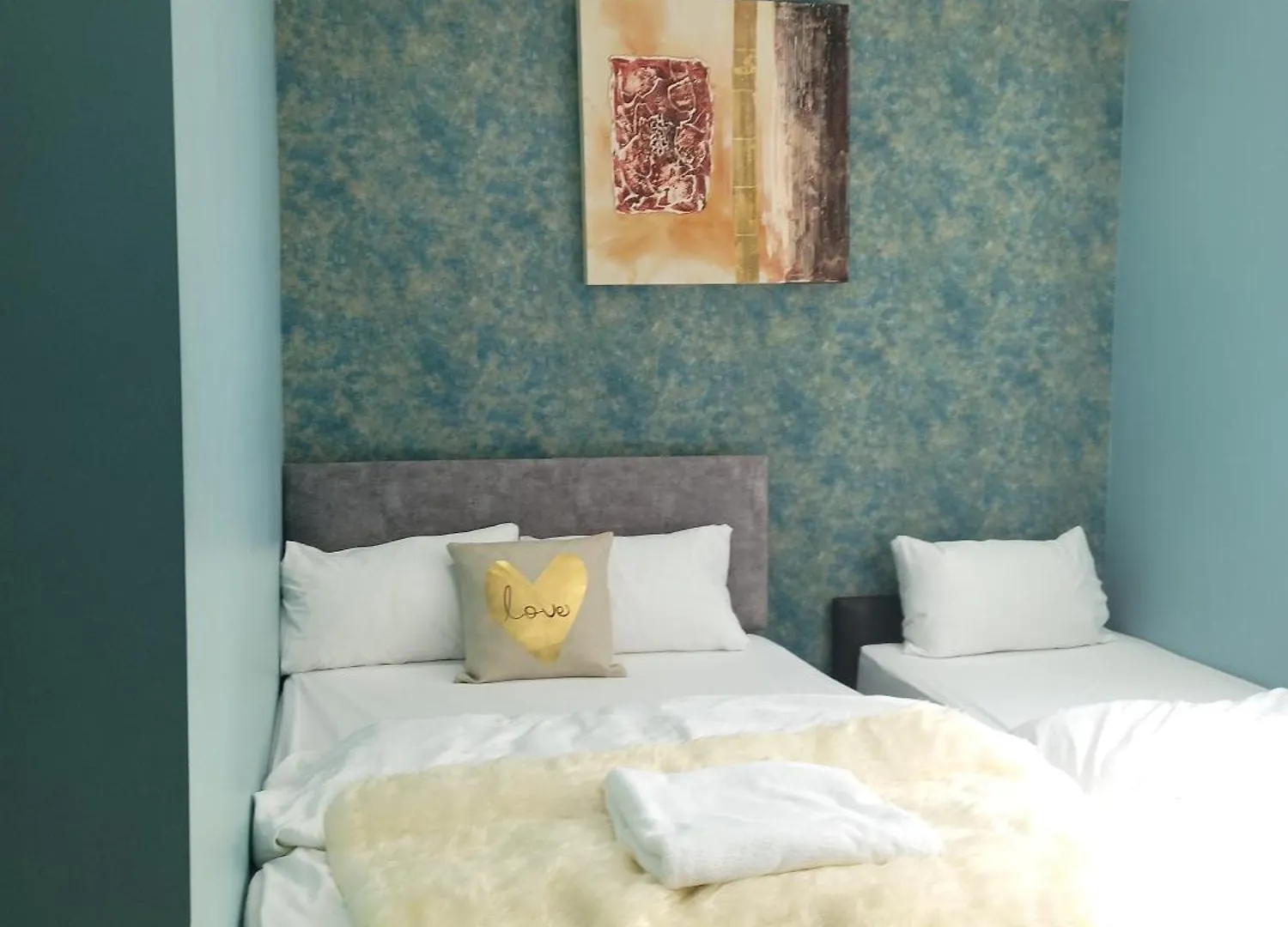 An Exquisite Deluxe Room In A Hotel - Free Parking - With Access To Resturant - Shisha Bar- Wine Bar Leeds  Großbritannien